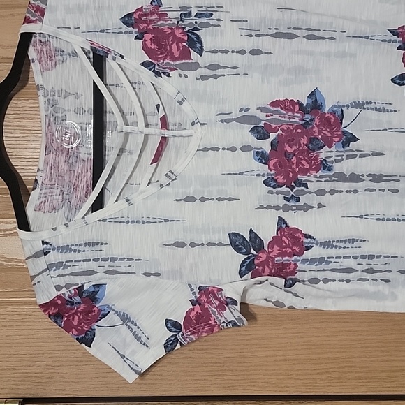 24/7 Maurices Med. White Top Pink Blue Gray Floral Flowers Strappy V-Neck cutout - Picture 2 of 5